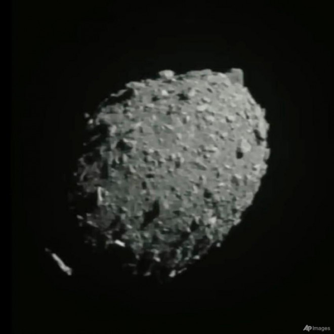 Hình ảnh tiểu hành tinh Dimorphos được nhìn thấy khi tàu vũ trụ DART bay về phía nó vào ngày 26-9. Ảnh: NASA/AP