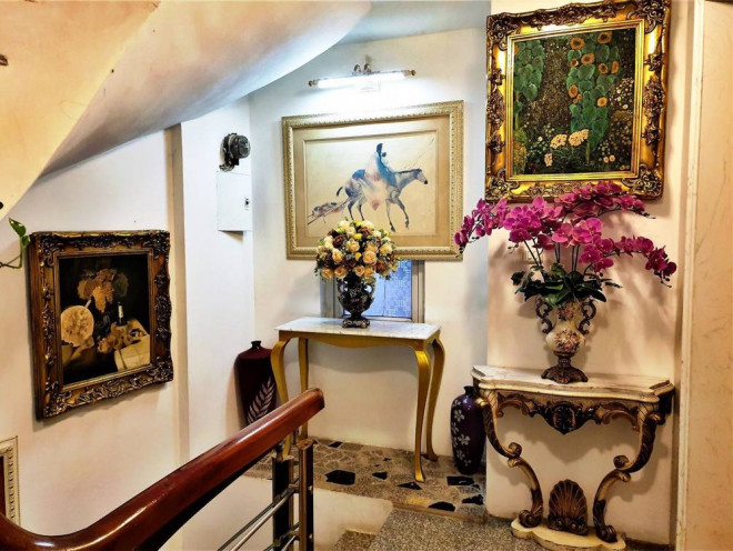 Mọi ngõ ngách, khu vực trong căn biệt thự đều
được anh bày biện rất nhiều loài cây hoa kiểng