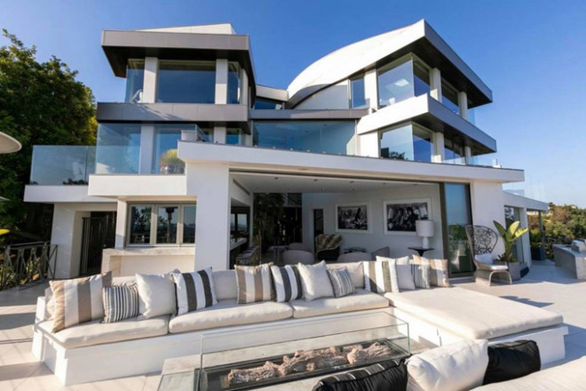Villa của nam ca sĩ xây dựng theo
phong cách hiện đại với hai gam màu trắng – đen chủ đạo.