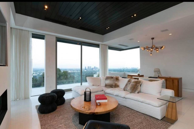 Phòng khách thiết kế tối giản nhưng
tiện nghi, thoải mái.