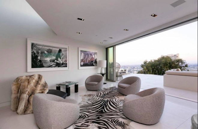 Nội thất trong cơ ngơi của Nathan Lee
đều là hàng cao cấp, kiểu dáng tinh tế, phù hợp tính cách của chủ
nhân.