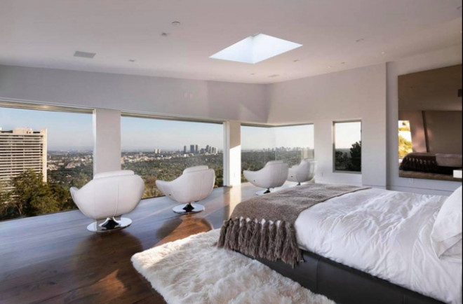 Căn nhà đủ chỗ cho cả đại gia đình
sống nhưng hiện tại vẫn chưa có người ở. Nathan Lee dự định sang
năm sang Mỹ ở một thời gian để tập trung sáng tác nhạc và thực hiện
các dự án mới.