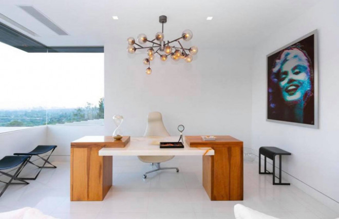 Phòng làm việc không bày biện nhiều
vật dụng và chỉ trang trí một bức ảnh cô đào nổi tiếng Marilyn
Monroe.