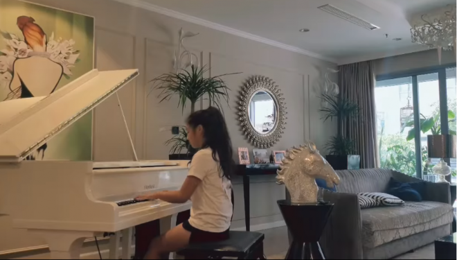 Nhà của Mạnh Trường có nhiều "chất liệu" sáng tạo theo phong cách tân cổ điển. Vừa sang trọng quý phái nhưng vẫn tạo được không gian đầm ấm, sum vầy của gia đình.