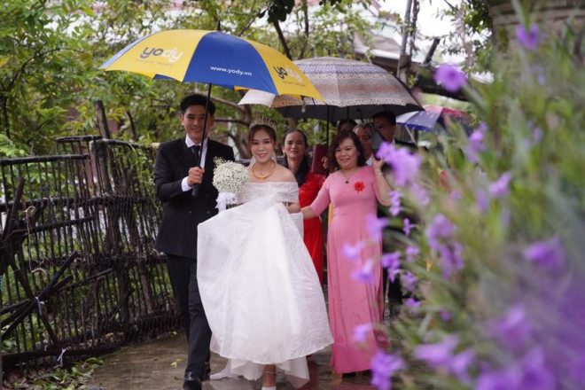 Đám cưới con ông bà Lê Thị Thường (ngụ Quảng Ngãi) trúng dịp mưa bão. Ảnh: NVCC