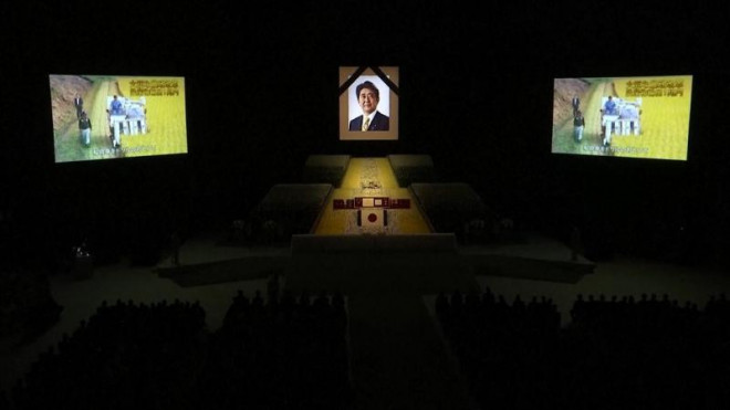 Trên màn hình trình chiếu đoạn clip
về sự nghiệp của nhà lãnh đạo Shinzo Abe. Suốt cả cuộc đời mình, cố
Thủ tướng Shinzo Abe đã dành toàn bộ tâm huyết và nỗ lực để hồi
sinh nền kinh tế Nhật Bản.