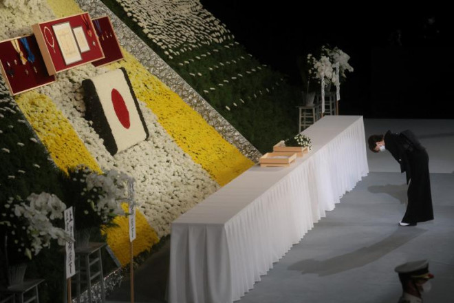 Phu nhân Akie Abe cúi đầu chào tiễn
biệt người chồng trân quý của mình.