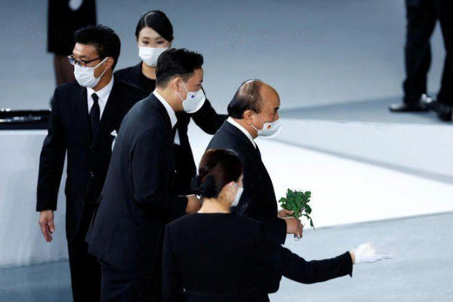 Chủ tịch nước Nguyễn Xuân Phúc đặt
hoa tưởng niệm cố Thủ tướng Nhật Bản Shinzo Abe.