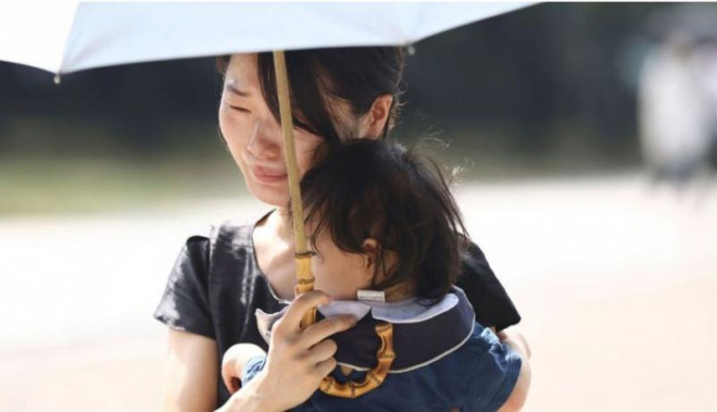 Phía bên ngoài khu vực tổ chức lễ
tang, những người dân cũng xếp hàng chờ đợi được đặt hoa tưởng niệm
nhà cố lãnh đạo đất nước.