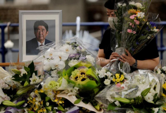 Hôm 27/9, chỉ trong vòng vài giờ,
khoảng 10.000 người đã đặt hoa và cúi đầu tưởng nhớ trước di ảnh
của cố Thủ tướng Abe.