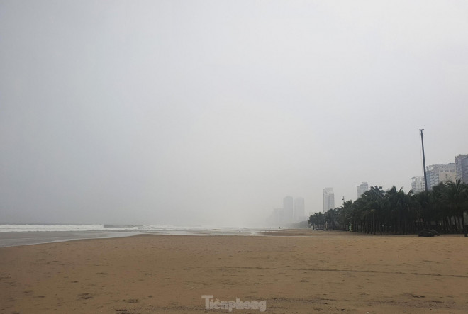 Đến 15h chiều nay (27/9), tại khu vực dọc bờ biển Đà Nẵng, mưa đã lớn dần lên, bắt đầu có gió mạnh, rít từng hồi. Ảnh: Giang Thanh