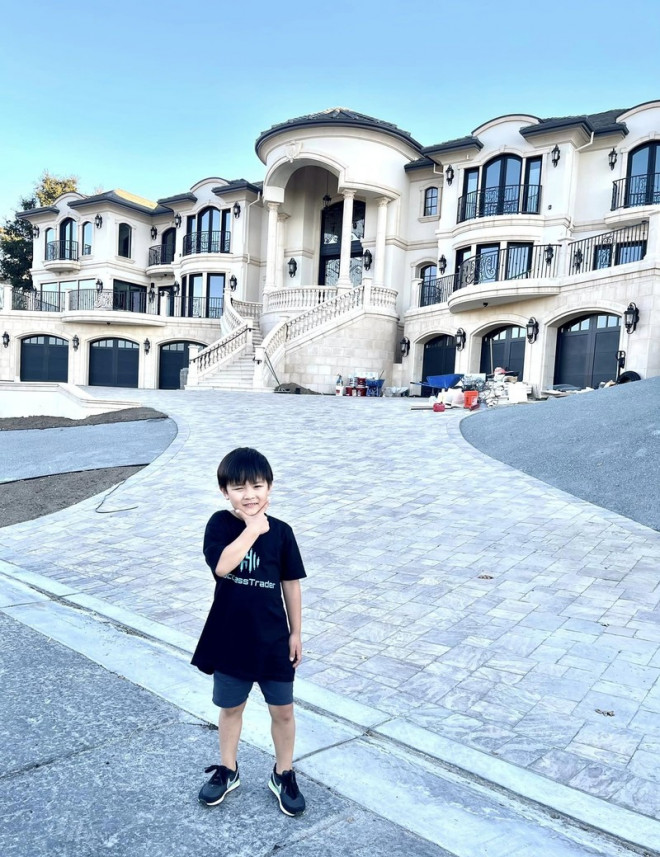 Qua một số ảnh có thể thấy, biệt thư mới của vợ cũ Đan Trường và bé Thiên Từ vô cùng rộng rãi với thiết kế như một tòa lâu đài.