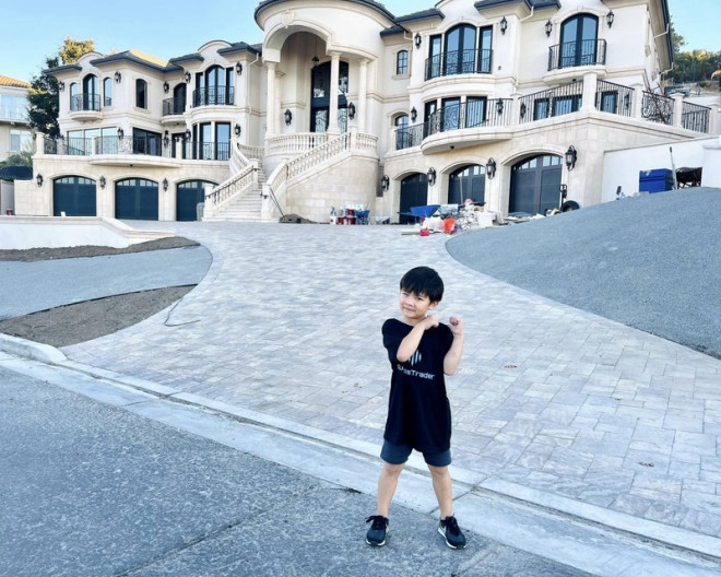 Căn biệt thự sử dụng màu trắng kem chủ đạo, xen lẫn màu nâu, đen tạo cảm giác xa hoa.