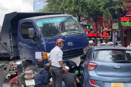Tin tức trong ngày - Xe ben cày dải phân cách, tông bẹp đầu 1 ô tô ở quận 8
