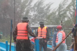 Tin tức trong ngày - Đà Nẵng di dời dân trong mưa to, gió lớn