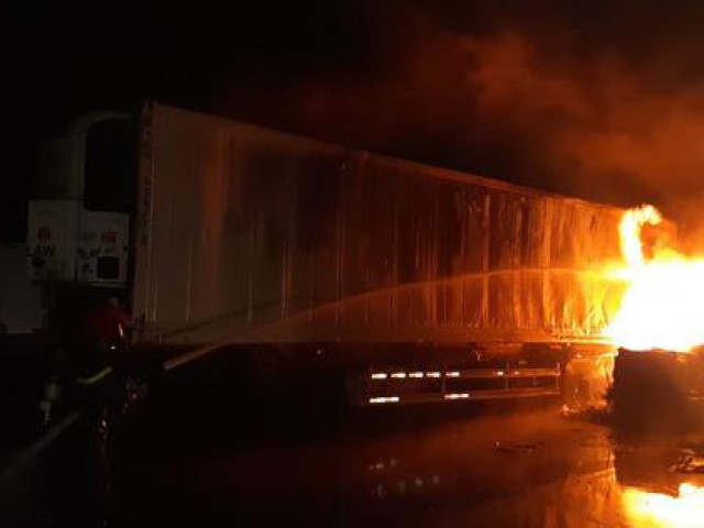 Tin tức trong ngày - CLIP: Điều tra vụ cháy rụi 3 xe container trong đêm