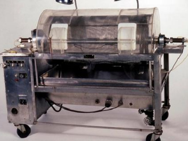 Sức khỏe đời sống - Máy chạy thận đầu tiên trên thế giới được ra đời như thế nào?