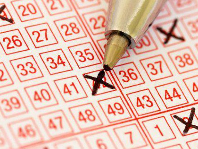 Phi thường - kỳ quặc - Mua 3 lần vé số cùng 1 serie, trúng cả 3