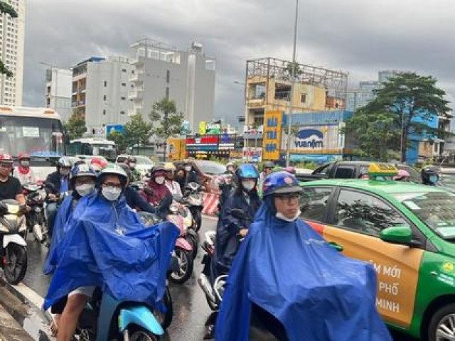 Tin tức trong ngày - Một số tuyến đường ở TP.HCM bị ùn ứ phương tiện do mưa diện rộng