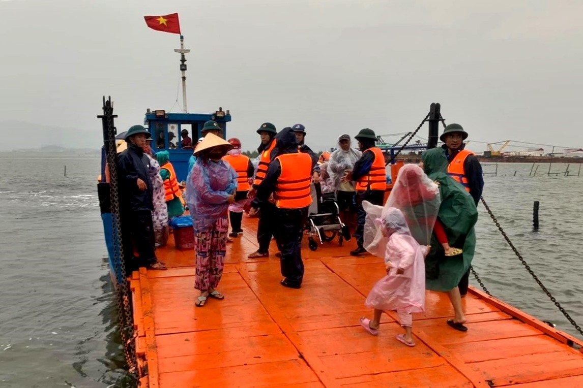Người dân đảo Long Thạnh Tây (xã Tam Hải, Núi Thành) được sơ tán vào đất liền tránh bão. Ảnh: báo Quảng Nam.