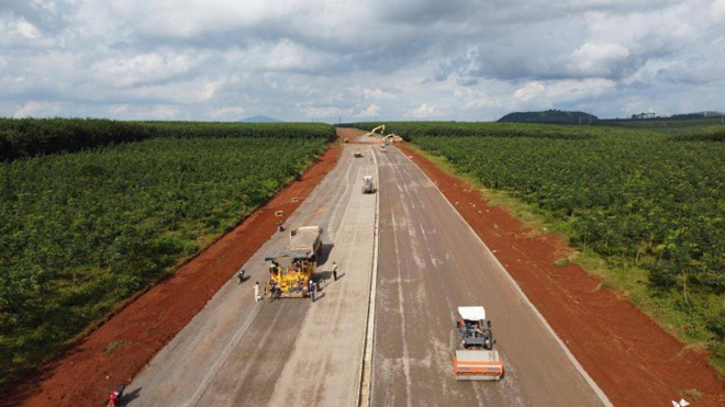 Công trường thi công cao tốc Phan Thiết - Dầu Giây nhộn nhịp