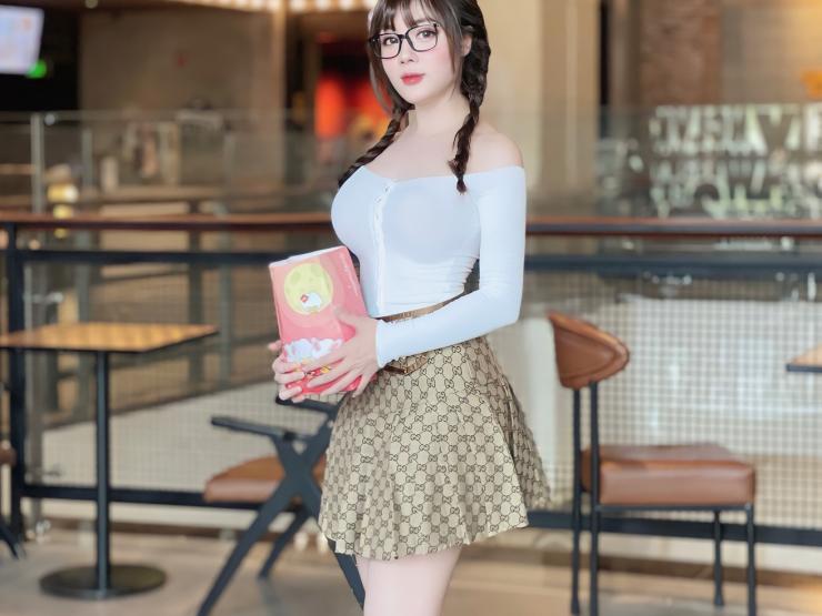 Thời trang - Âu Hà My chuyên mặc kiểu "nữ sinh" ngoài đời thường, gợi cảm khác hẳn trên giảng đường