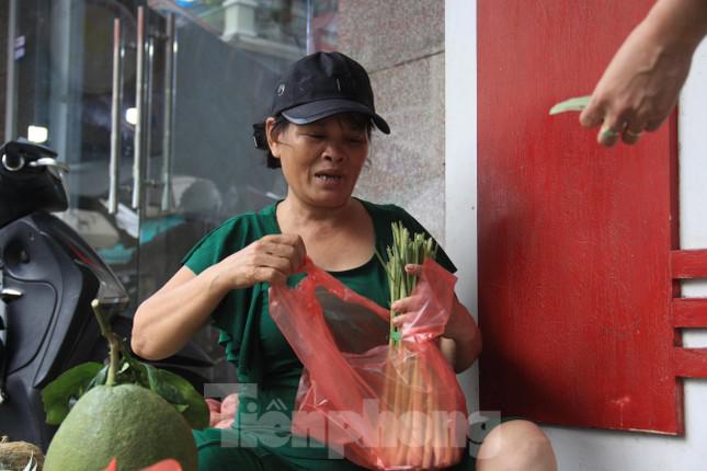 Bà Oanh (tiểu thương) cũng nhập hàng về nhiều hơn hẳn và gần như người dân mua không lựa chọn, có gì mua nấy.