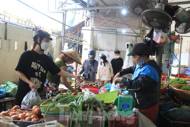 Chị Nguyễn Thị Xí (tiểu thương) cho hay, hôm nay chị đã lấy hàng nhiều hơn ngày thường và bán rất chạy. “Bình thường sau 11h là khách ngớt rồi, hôm nay người ta mua liên tục. Tâm lý ai cũng sợ mưa bão đi lại khó khăn nên mua về trữ”, chị nói.