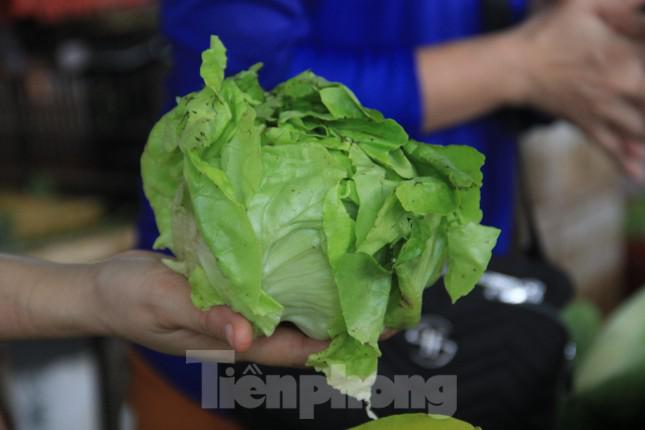 Bán chạy nhất là các loại rau xanh do người dân sợ mưa bão, và ngày nữa sẽ không có rau, giá đắt.
