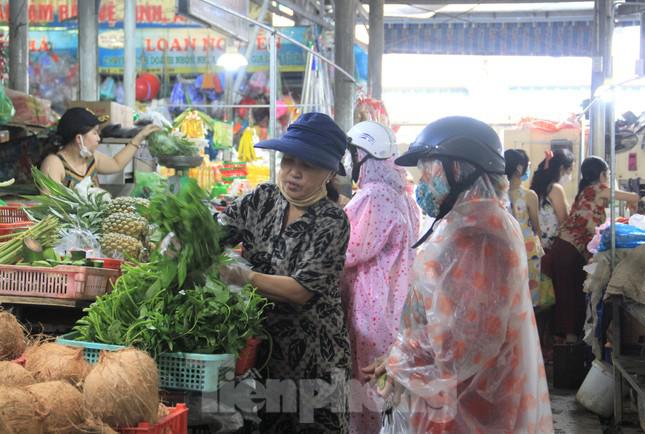 Tại chợ Đống Đa (quận Hải Châu), các quầy rau, củ, quả hút khách nhất. Theo các tiểu thương, từ sáng sớm đến đầu giờ chiều không khi nào ngớt khách.