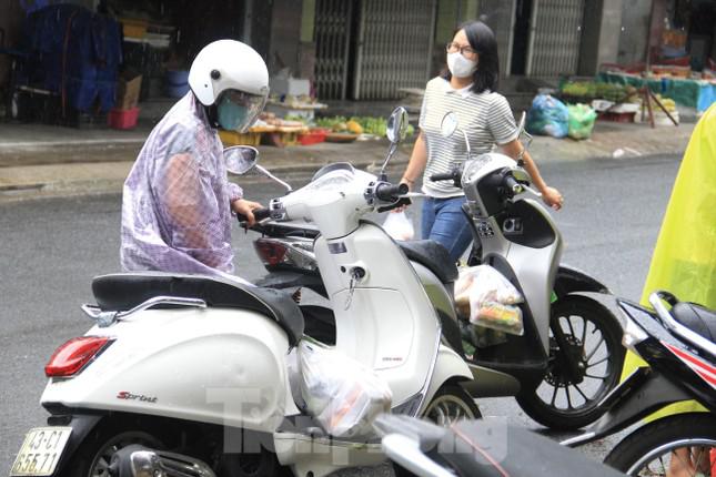 Người dân mua nhiều thực phẩm để dành những ngày mưa bão.