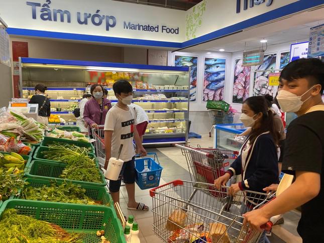 Ông Phan Thống, Giám đốc siêu thị Coop Mart Đà Nẵng cho hay lượng khách bắt đầu tăng cao từ thứ 7 tuần trước, riêng hôm nay đã tăng gấp đôi. Khách hàng chủ yếu mua thực phẩm tươi sống và đồ ăn liền như mì gói, phở gói, sữa….