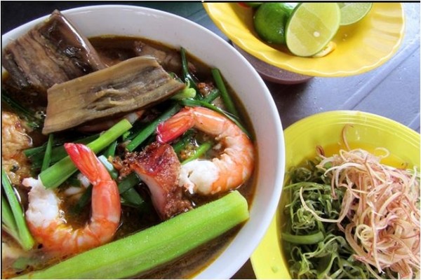 Món ăn này có mùi mắm đặc trưng, với những người lần đầu thưởng thức sẽ hơi... khó ăn