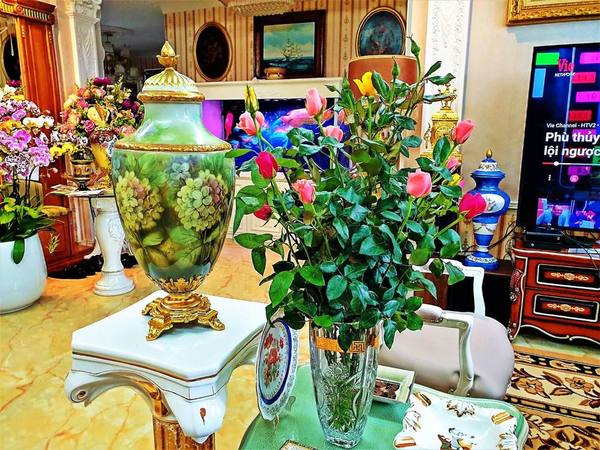 Những chậu hoa đầy màu sắc làm không gian của
nam ca sĩ thêm rực rỡ, sống động