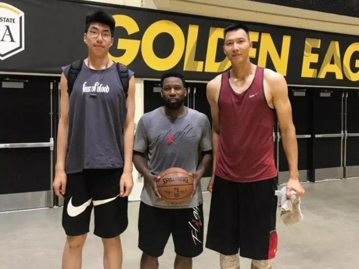 Thể thao - "Hổ phụ sinh hổ tử" thể thao: Cha chưa đầy 2m, con cao "chọc trời"