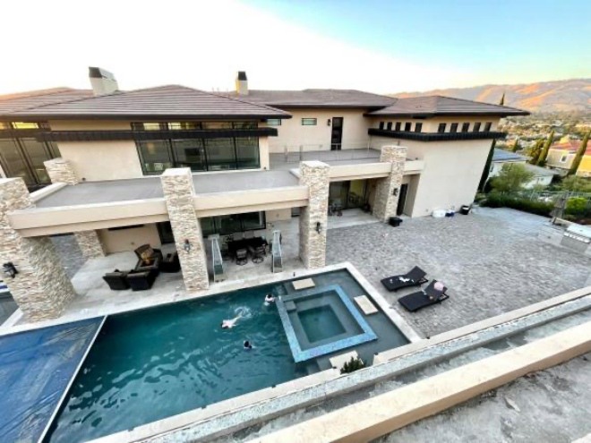 Hậu chia tay, doanh nhân Thủy Tiên mua thêm biệt thự như tòa lâu đài nguy nga - 6