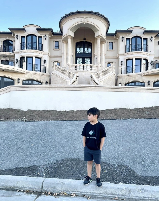 Căn biệt thự mới của 2 mẹ con trông lừng lững như lâu đài.