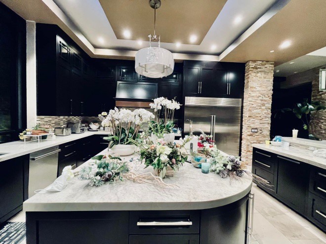 Bên trong nhà sang trọng như khách sạn 5 sao.