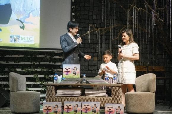 Đan Trường bên vợ cũ và con trai trong lần về Việt Nam vừa qua.