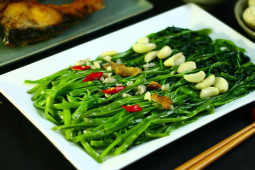 Ẩm thực - Bí quyết xào rau muống không bị thâm đen, giữ lại nhiều dinh dưỡng