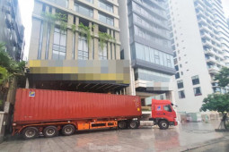 Tin tức trong ngày - Sóng lớn "liếm" sát bờ biển Đà Nẵng, khách sạn thuê loạt container chắn bão