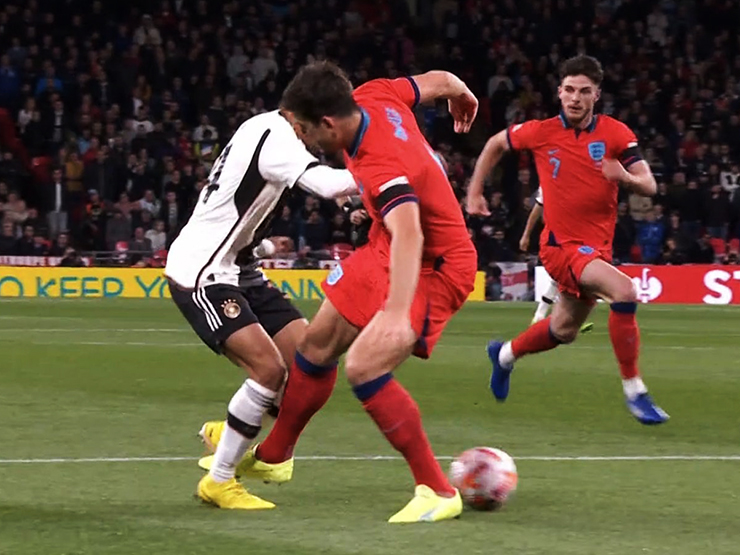 Bóng đá - Maguire phòng ngự thảm họa: Fan ĐT Anh "ném đá", HLV Southgate bênh vực