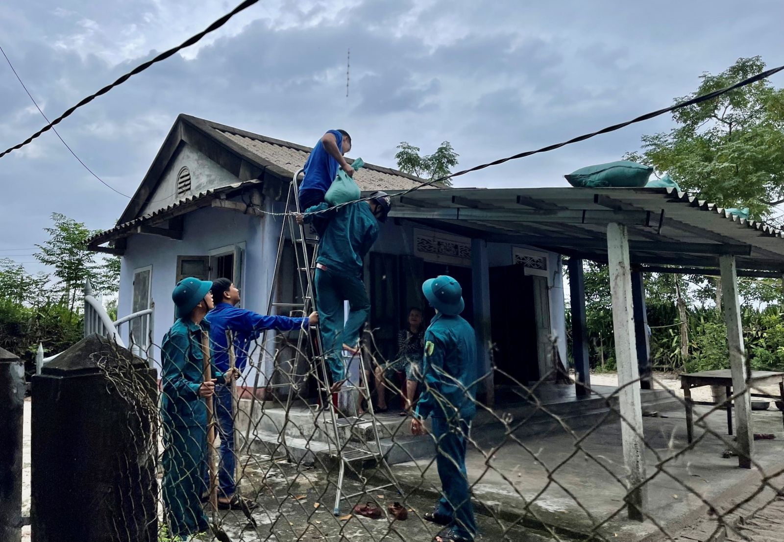 Lực lượng dân quân xã Vinh Mỹ, huyện Phú Lộc, Thừa Thiên – Huế giúp dân vùng xung yếu giằng chống nhà cửa. Ảnh báo Thừa Thiên – Huế.