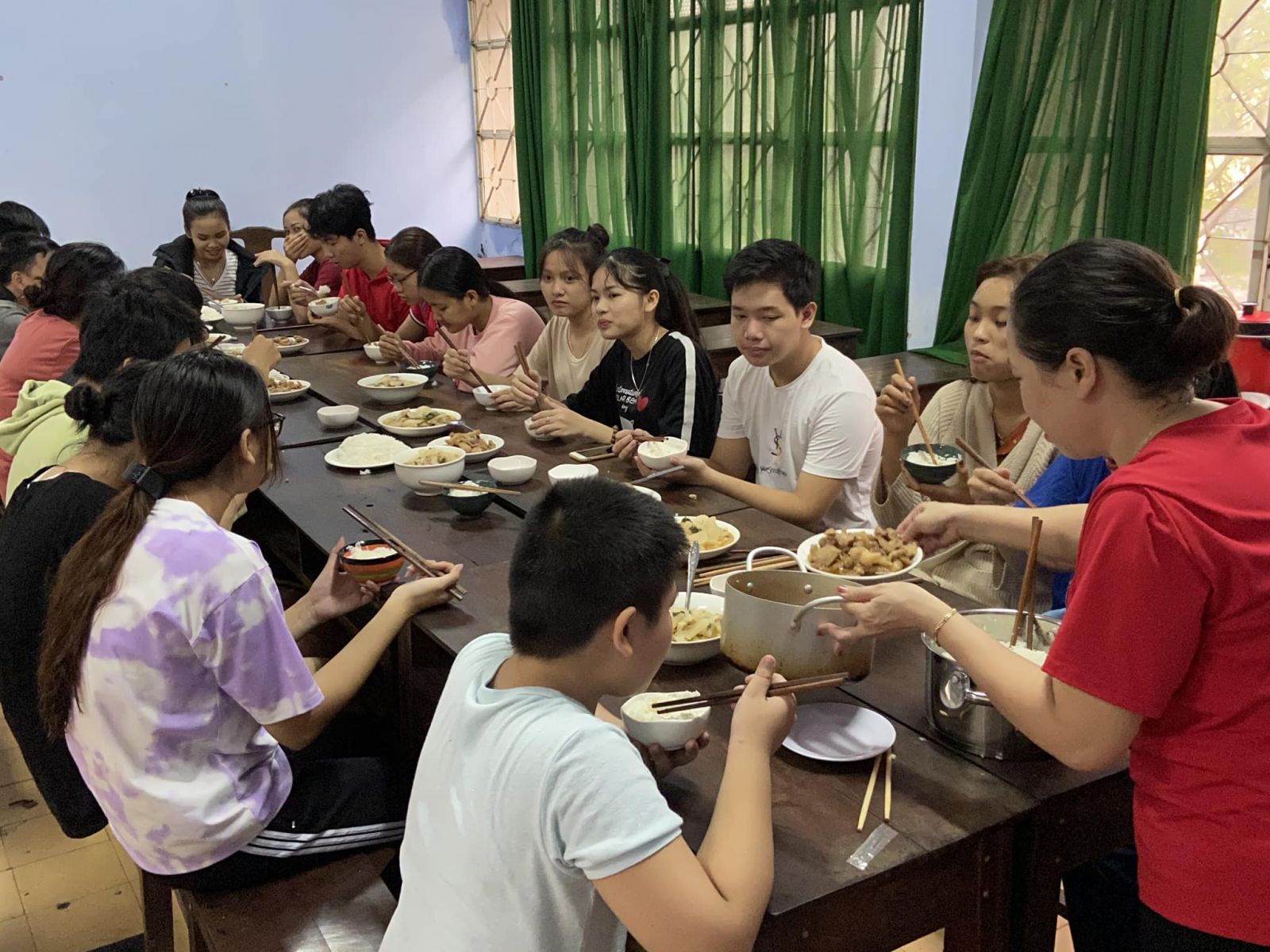 Nhiều người dân đã được đưa đến nơi trú bão an toàn. Ảnh: báo Thừa Thiên – Huế.