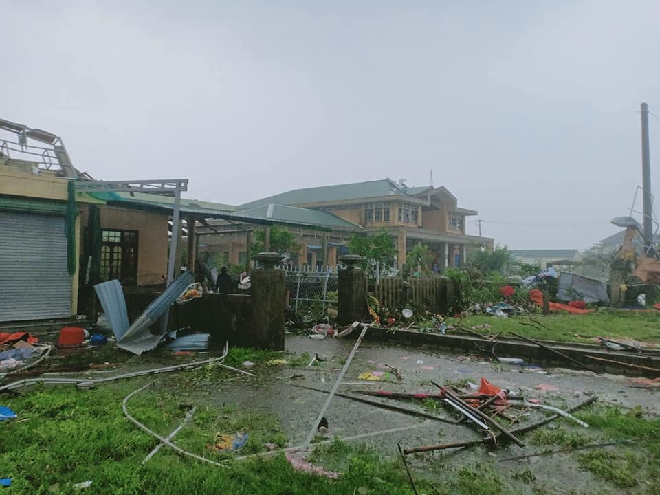 Mưa to, gió lớn khiến nhiều ngôi nhà ở Quảng Trị bị tốc mãi, hư hỏng nặng.&nbsp;Ảnh: Tôi người Gio Linh