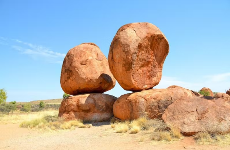 Những viên bi của quỷ: Điểm đến hẻo lánh kỳ lạ này được cho là địa điểm tôn giáo lâu đời nhất trên thế giới. Những viên bi của quỷ là nhiều tảng đá lớn kỳ lạ, hình tròn, xếp chồng lên nhau có thể được tìm thấy ở sa mạc nằm giữa Alice Springs và Darwin.
