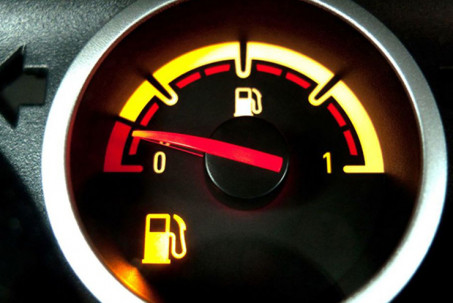 Xe ô tô có thể đi được bao nhiêu km nữa khi đồng hồ xăng báo hiệu