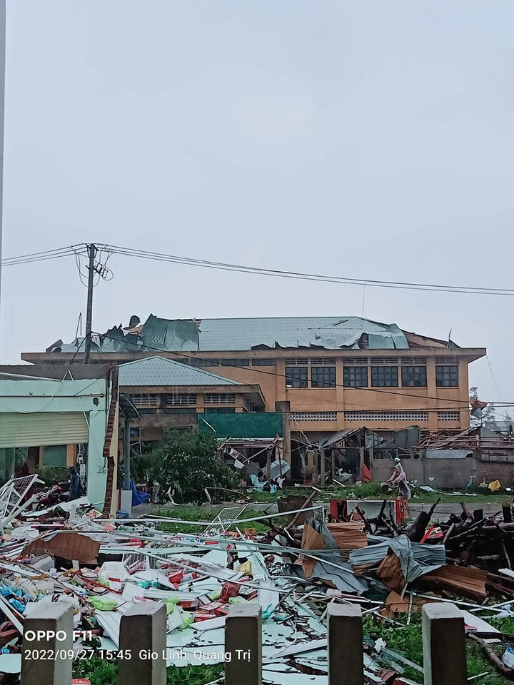 Một ngôi nhà bị đổ sập hoàn toàn sau trận lốc xoáy ở chợ Cửa Việt. Ảnh: Tôi người Gio Linh