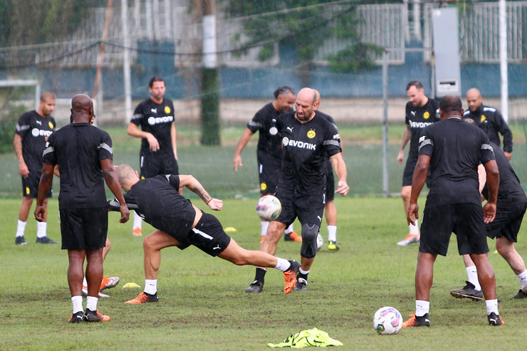 Dàn cựu sao Dortmund tập luyện chuẩn bị cho trận giao hữu