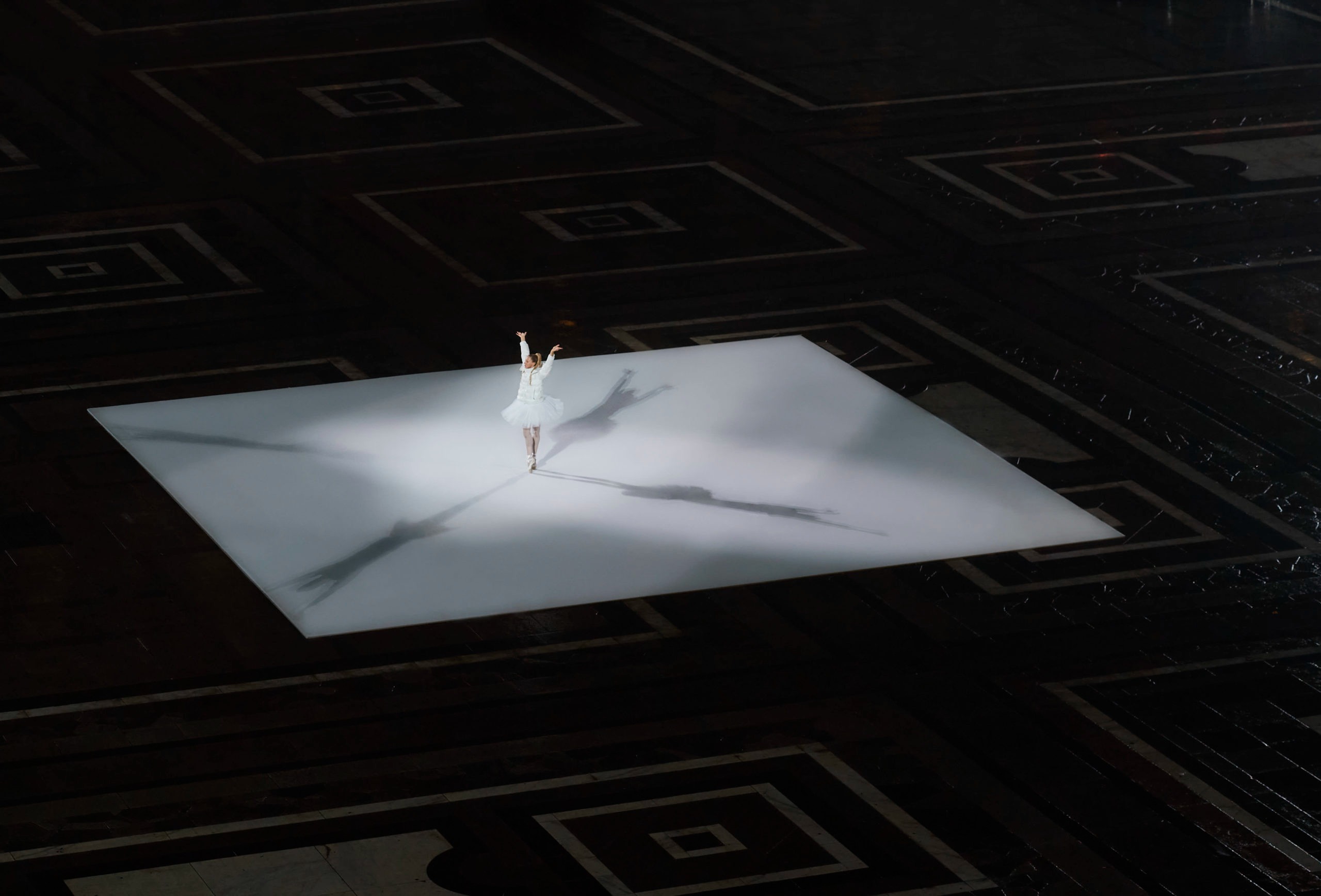 "Ông tổ của những chiếc áo phao xa xỉ" kỷ niệm 70 năm hoành tráng tại Paris - 2